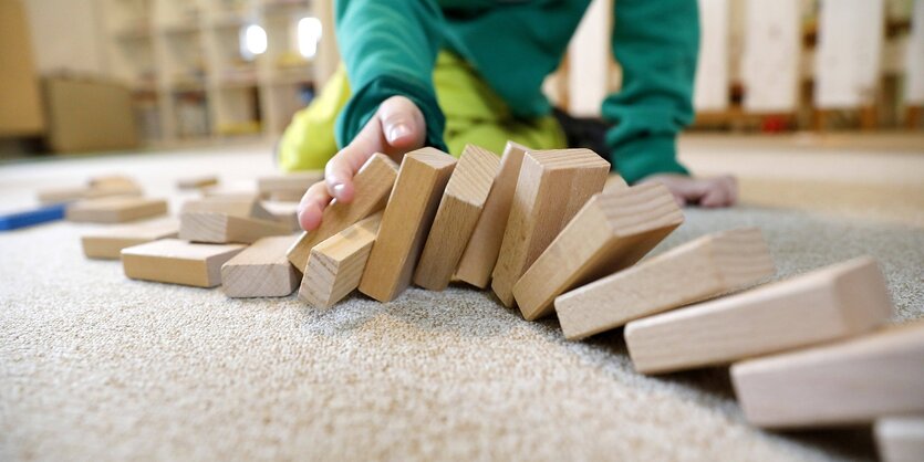 Dominosteine aus Holz liegen auf dem Boden