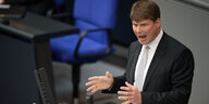 Der AfD-Abgeordnete Steffen Kotré gestikuliert und spricht im Bundestag