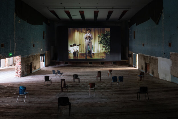 In einem leeren Kino läuft ein Video von Christian Nyampeta In einem leeren Kino läuft ein Video von Christian Nyampeta
