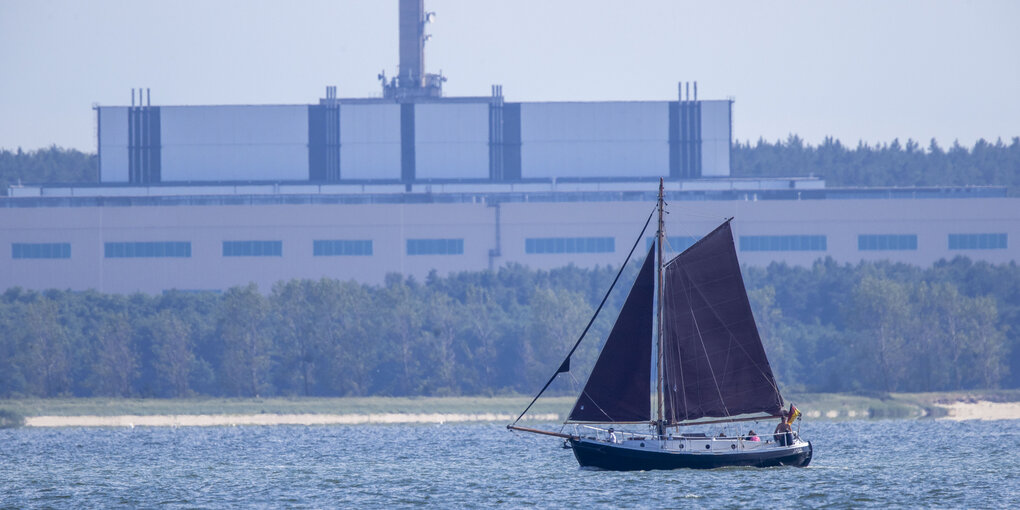 Segelboot vor AKW