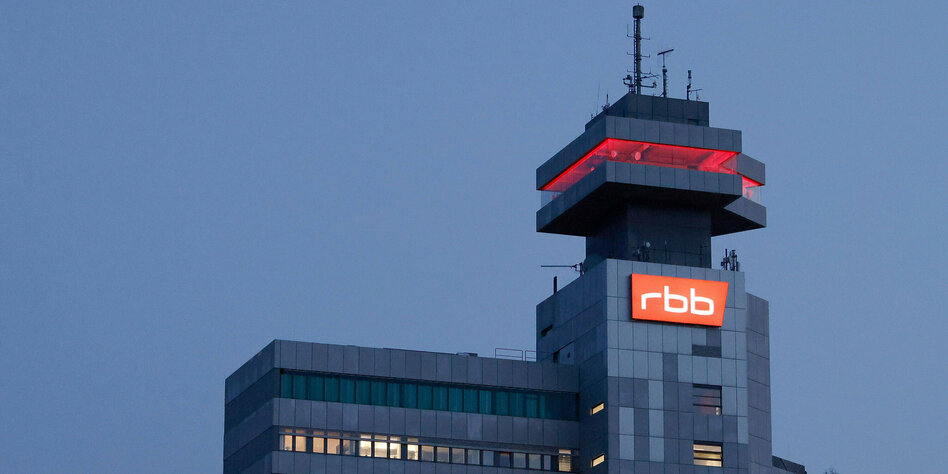 rbb Rundfunkgebäude mit beleuchtetem Logo bei Nacht