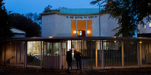 Die liberale Synagoge in Hannover hinter einem Gitterzaun