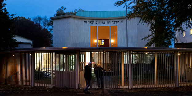 Die liberale Synagoge in Hannover hinter einem Gitterzaun