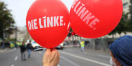 Zwei rote Luftbalons mit dem Logo der Partei "Die Linke"