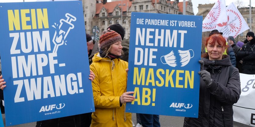 2 Frauen mit Anti-Impflakaten von Auf1