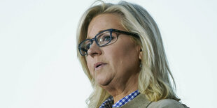 Liz Cheney trägt Brille und schaut zur Seite