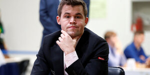 Magnus Carlsen in nachdenklicher Pose