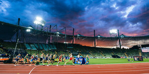 Langstreckenläufer im Olympiastadion vor Sonnuntergang