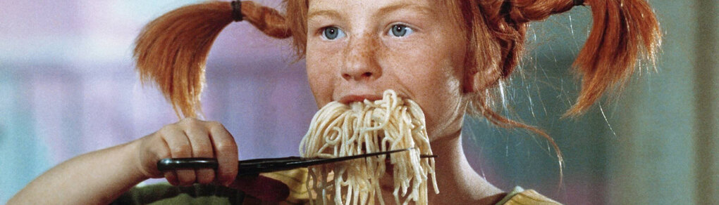 Pippi Langstrumpf hat eine Gabel voller Spagetti im Mund