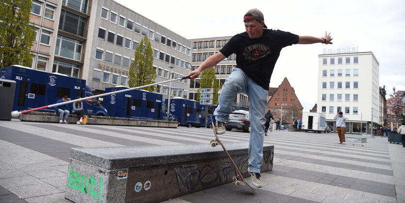 Ein Skater mit einem Blindenstock