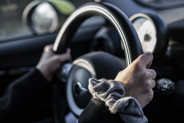 Hände am Lenkrad beim Autofahren