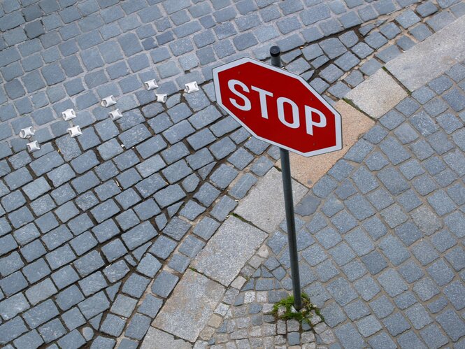 Ein Stop-Schild steht an der Straße