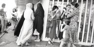 Eine Schwarz-Weiß-Aufnahme von Frauen im Iran, Archivaufnahme aus dem Jahr 1979. Nur manche tragen Hijab