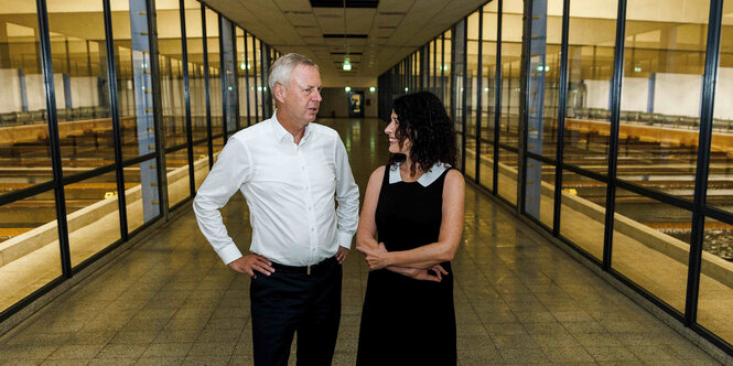 Bettina Jarasch und Frank Bruckmann stehen in der Kläranlage des Wasserwerks Tegel