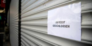 Ein Schild "derzeit geschlossen" hängt an dem heruntergezogenen Rollgitter eines Bremer Wettbüros