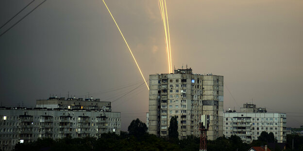 Leuchtspuren von Raketen über Plattenbauten in Charkiw