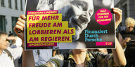 Plakat vor der FDP-Zentrale: "Wir können uns kein Porsche-Minister leisten"