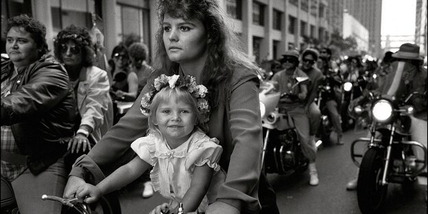 Eine Junge Frau mit einem Kind beim Dyke-Marsch in Sanfrancisco, 1985