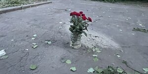 Ein Strauss roter Rosen auf einer Straße
