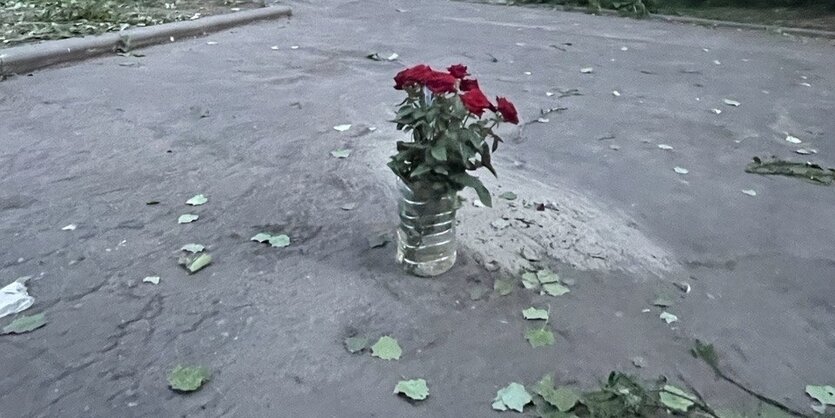 Ein Strauss roter Rosen auf einer Straße