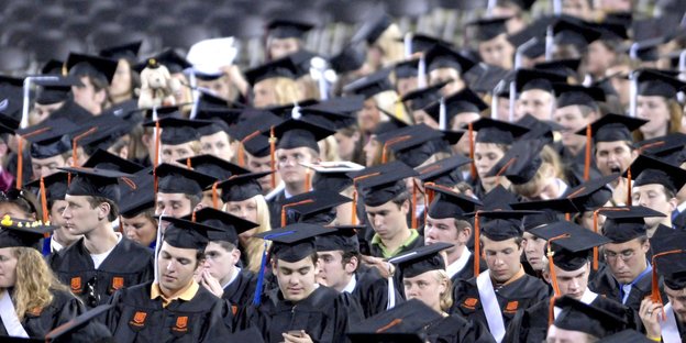 US-Studenten bei ihrer Abschlussfeier im Lane-Stadion, in Blacksburg, Virginia.