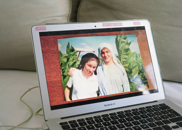 Nadire Biskin und ihre Cousine auf einem Urlaubsfoto, das auf einem Computerbildschirm zu sehen ist