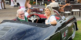 Volksmusikmodaratorenduo Marianne und Michael fahren in einem edlen Sclitten vor