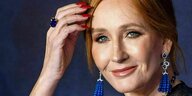 J.K. Rowling im Abendkleid während einer Premiere