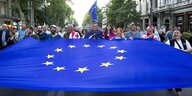 Demonstrierende tragen eine EU-Flagge, Tiflis