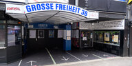 Botschaften aus der Querdenken-Szene hängen im März 2021 am Eingang des Musikklubs "Große Freiheit 36"