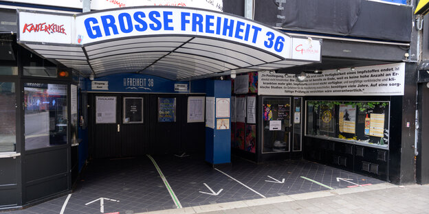 Botschaften aus der Querdenken-Szene hängen im März 2021 am Eingang des Musikklubs "Große Freiheit 36"