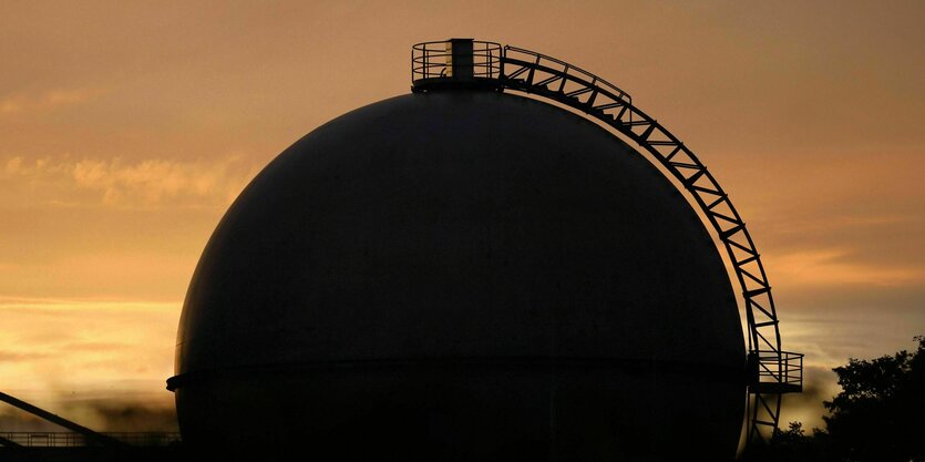 Sonneuntergang hinter einem Gasspeicher