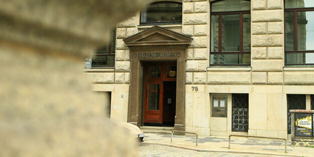 Der Eingang einbes Bankgebäudes