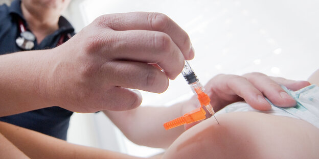 Ein Kleinkind wird gegen Masern geimpft