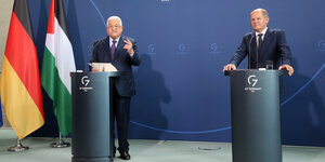 Bundeskanzler Olaf Scholz (SPD) und Mahmoud Abbas (l), Präsident der Palästinensischen Autonomiebehörde, beantworten nach ihrem Gespräch auf einer Pressekonferenz Fragen von Journalisten