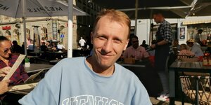 Journalist Denis Kamaljagin sitzt in einem Café in Riga