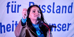 Sevim Dağdelen gestikuliert beim Sprechen während einer Demonstration