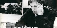 The Brain: Bobby Fischer brütet in Reykjavík über einer Stellung.