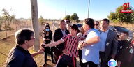 Viedeoausschnitt: Bolsonaro hält einen jungen Man am Kragen