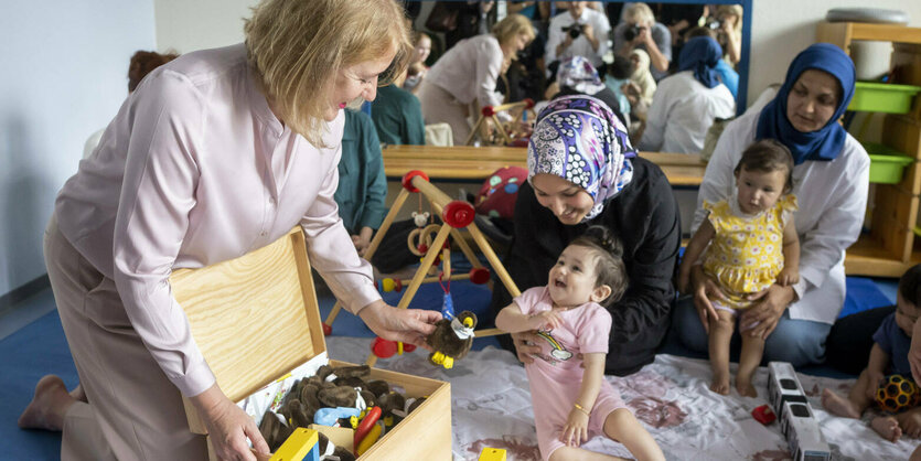 Familienministerin in einer Eltern-Kind-Gruppe