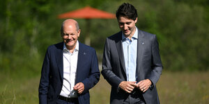 Olaf Scholz und Justin Trudeau lächeln während eines Gespräches