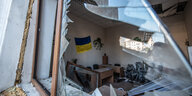 Eine Ukrainische Flagge in einem zerstörten Regierungs­gebäude