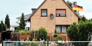 Ein Haus mit Gartenzwergen und Deutschlandfahne