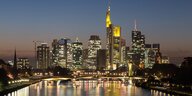 Blick auf die Skyline in Frankfurt am Main bei Nacht