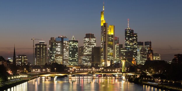 Blick auf die Skyline in Frankfurt am Main bei Nacht