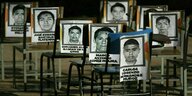 Schulstühle an denen Fotos einiger der 43 vermissten Studenten angebracht wurden