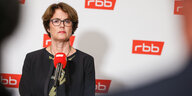 Die Vorsitzende des RBB Rundfunkrates, Friederike von Kirchbach, vor einem Mikrofon