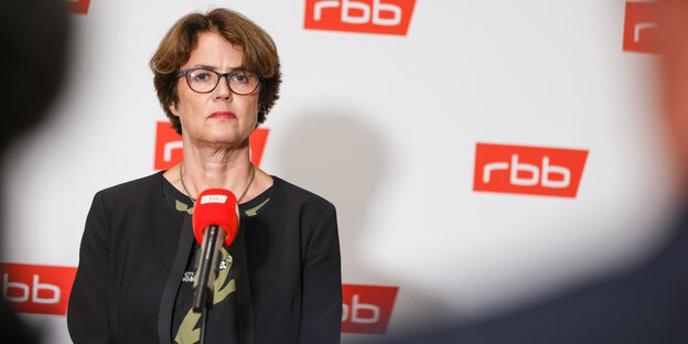 Die Vorsitzende des RBB Rundfunkrates, Friederike von Kirchbach, vor einem Mikrofon Die Vorsitzende des RBB Rundfunkrates, Friederike von Kirchbach, vor einem Mikrofon