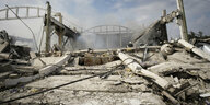 Zerbombtes Gebäude nach Raketenangriff in Charkiw