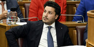 Dritan Abazovic sitzt im Parlament und wirkt erstaunt